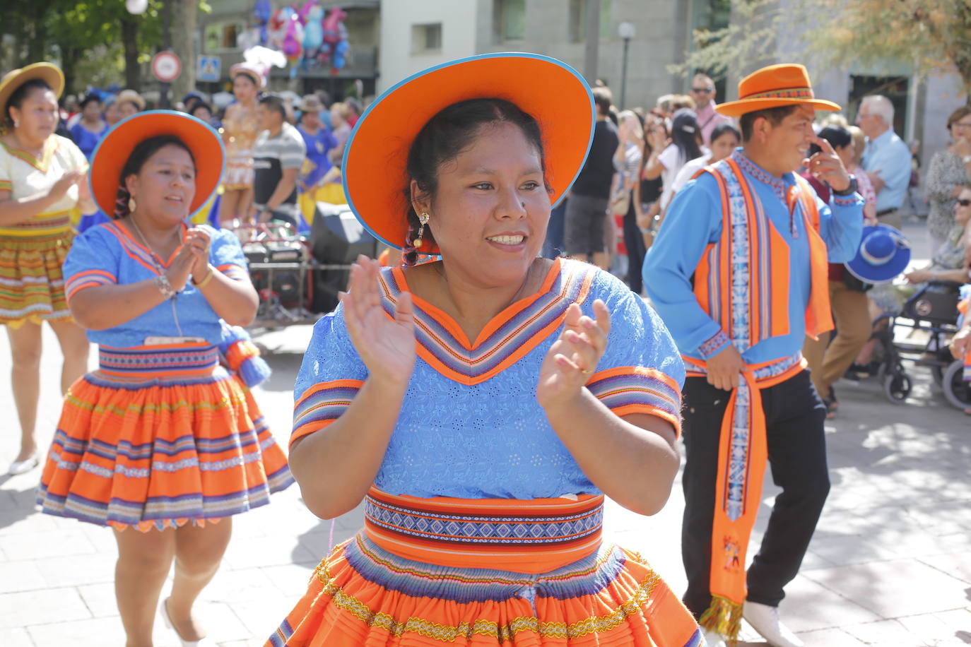Granada ha conmemorado este sábado el descubrimiento de América con un homenaje en la tumba de los Reyes Católicos y una procesión cívico religiosa que ha precedido, por sexto año, al denominado Desfile del Mestizaje