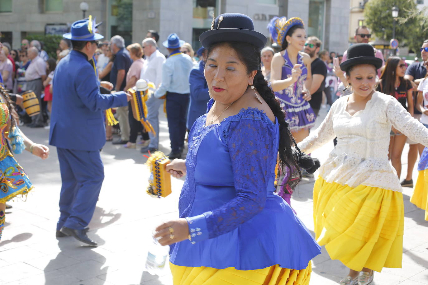 Granada ha conmemorado este sábado el descubrimiento de América con un homenaje en la tumba de los Reyes Católicos y una procesión cívico religiosa que ha precedido, por sexto año, al denominado Desfile del Mestizaje