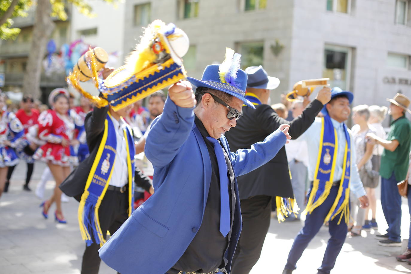 Granada ha conmemorado este sábado el descubrimiento de América con un homenaje en la tumba de los Reyes Católicos y una procesión cívico religiosa que ha precedido, por sexto año, al denominado Desfile del Mestizaje