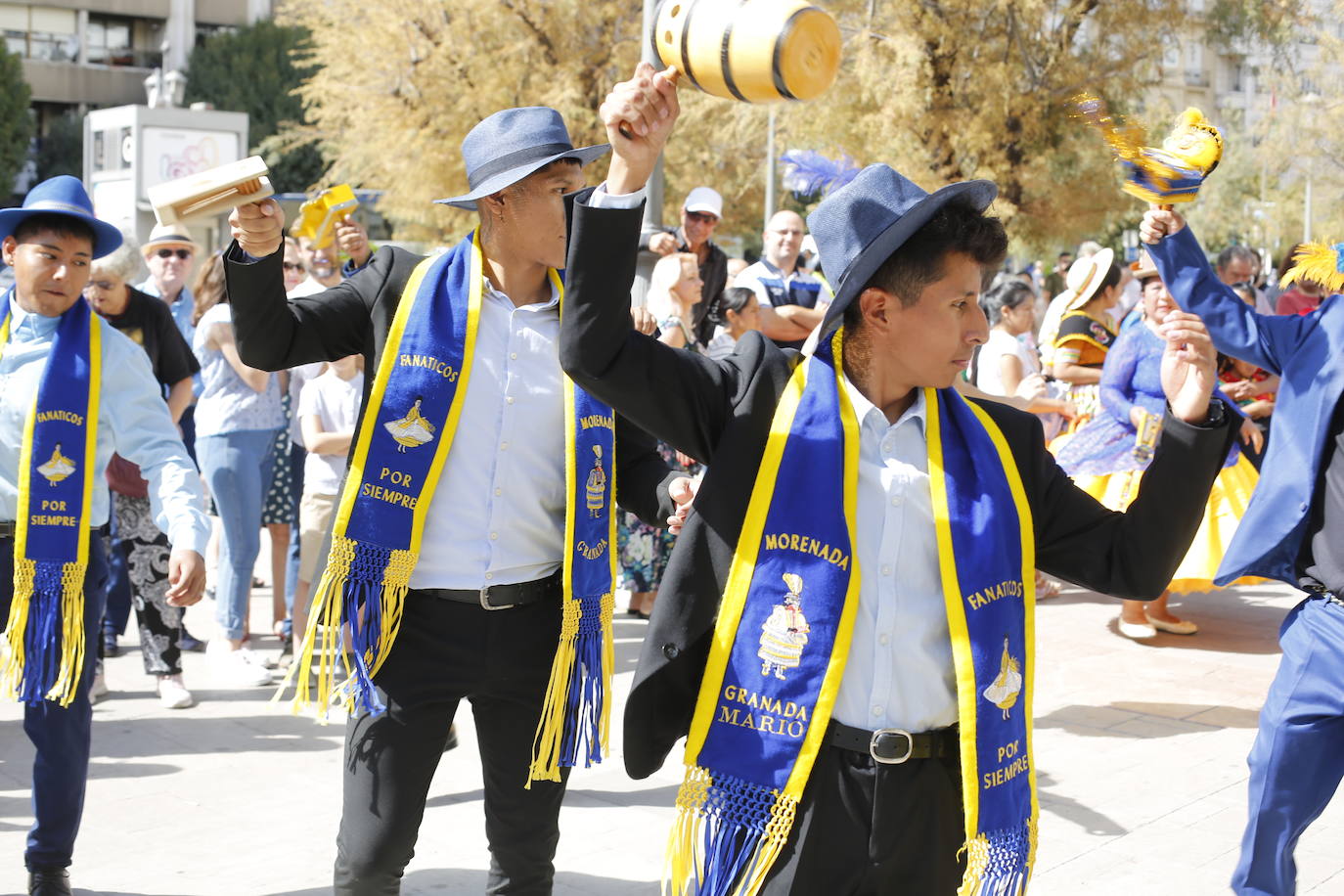 Granada ha conmemorado este sábado el descubrimiento de América con un homenaje en la tumba de los Reyes Católicos y una procesión cívico religiosa que ha precedido, por sexto año, al denominado Desfile del Mestizaje