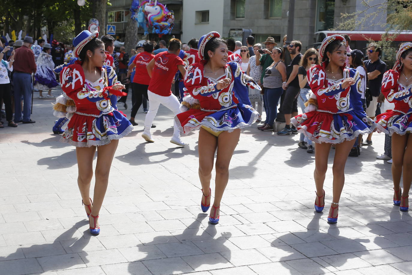 Granada ha conmemorado este sábado el descubrimiento de América con un homenaje en la tumba de los Reyes Católicos y una procesión cívico religiosa que ha precedido, por sexto año, al denominado Desfile del Mestizaje