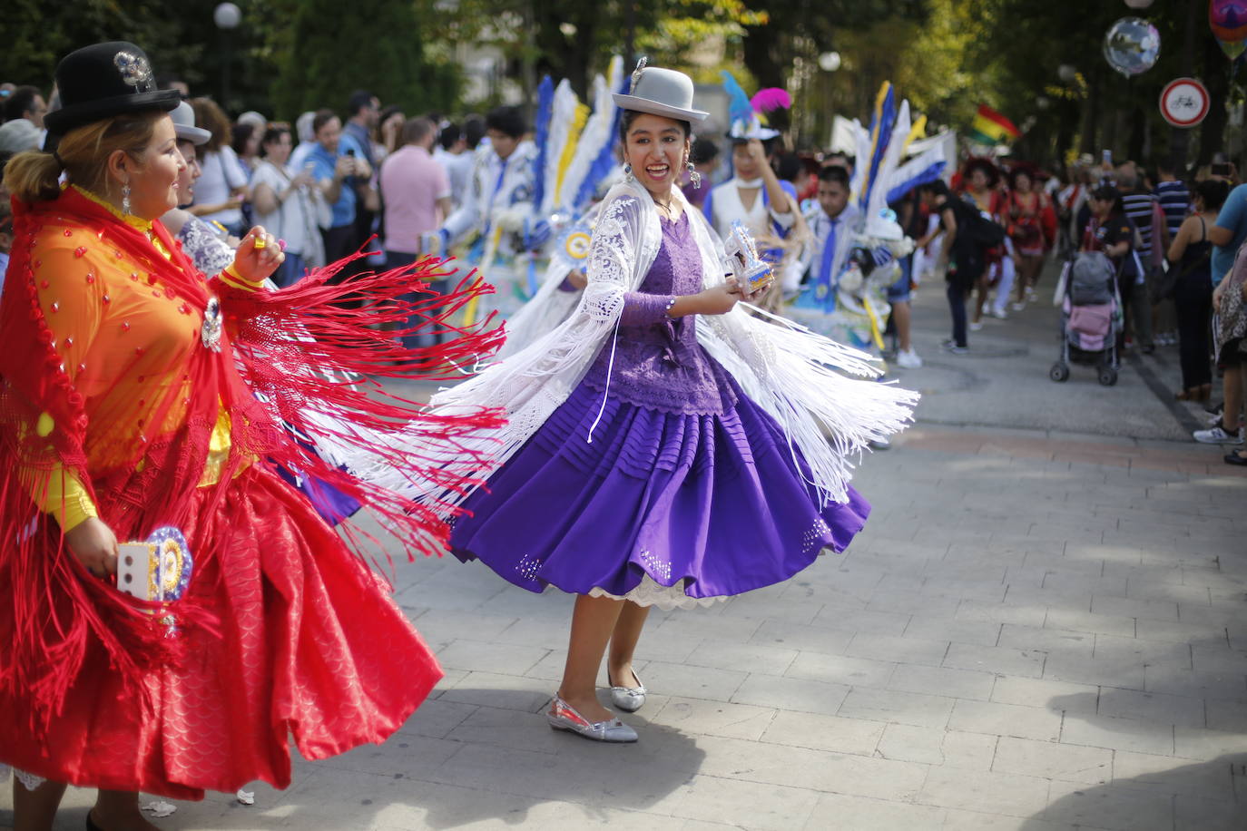 Granada ha conmemorado este sábado el descubrimiento de América con un homenaje en la tumba de los Reyes Católicos y una procesión cívico religiosa que ha precedido, por sexto año, al denominado Desfile del Mestizaje