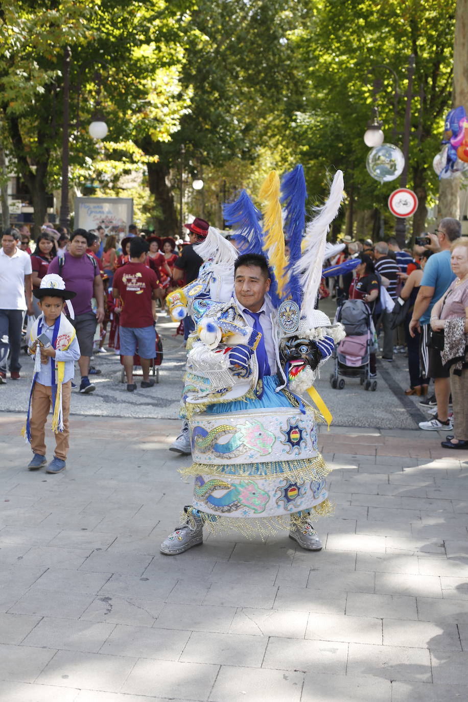 Granada ha conmemorado este sábado el descubrimiento de América con un homenaje en la tumba de los Reyes Católicos y una procesión cívico religiosa que ha precedido, por sexto año, al denominado Desfile del Mestizaje