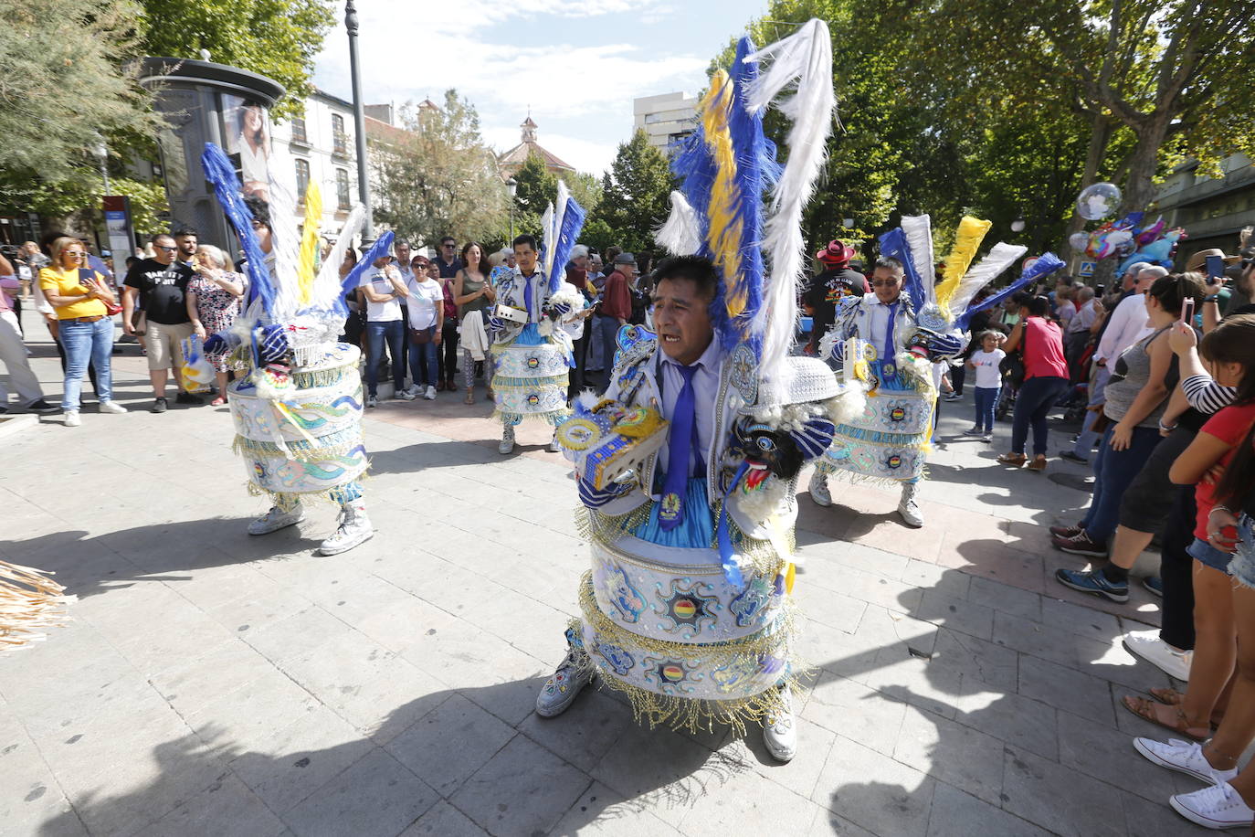 Granada ha conmemorado este sábado el descubrimiento de América con un homenaje en la tumba de los Reyes Católicos y una procesión cívico religiosa que ha precedido, por sexto año, al denominado Desfile del Mestizaje