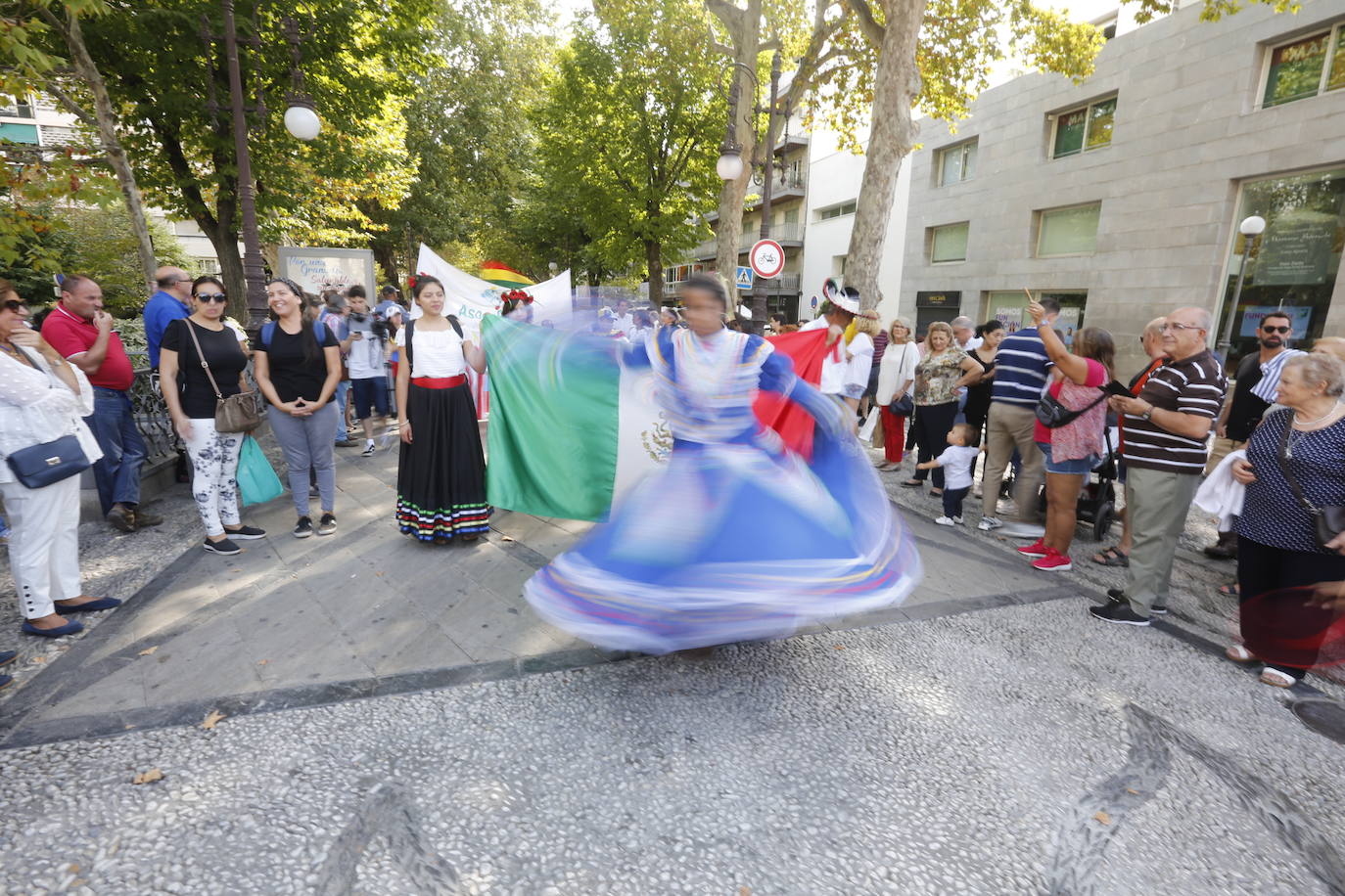 Granada ha conmemorado este sábado el descubrimiento de América con un homenaje en la tumba de los Reyes Católicos y una procesión cívico religiosa que ha precedido, por sexto año, al denominado Desfile del Mestizaje