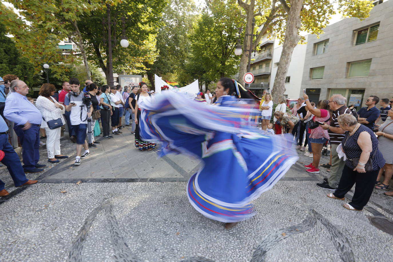 Granada ha conmemorado este sábado el descubrimiento de América con un homenaje en la tumba de los Reyes Católicos y una procesión cívico religiosa que ha precedido, por sexto año, al denominado Desfile del Mestizaje