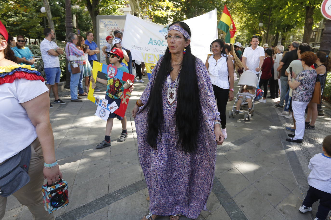 Granada ha conmemorado este sábado el descubrimiento de América con un homenaje en la tumba de los Reyes Católicos y una procesión cívico religiosa que ha precedido, por sexto año, al denominado Desfile del Mestizaje