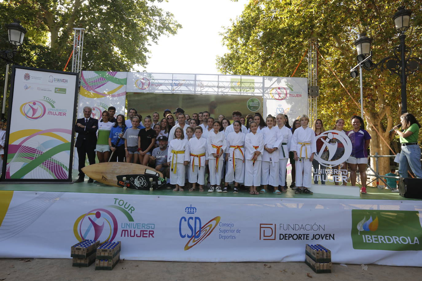 El evento ha salido a las calles de Granada en donde se ha podido hacer ejercicio de la mano del Foro Universo Mujer 