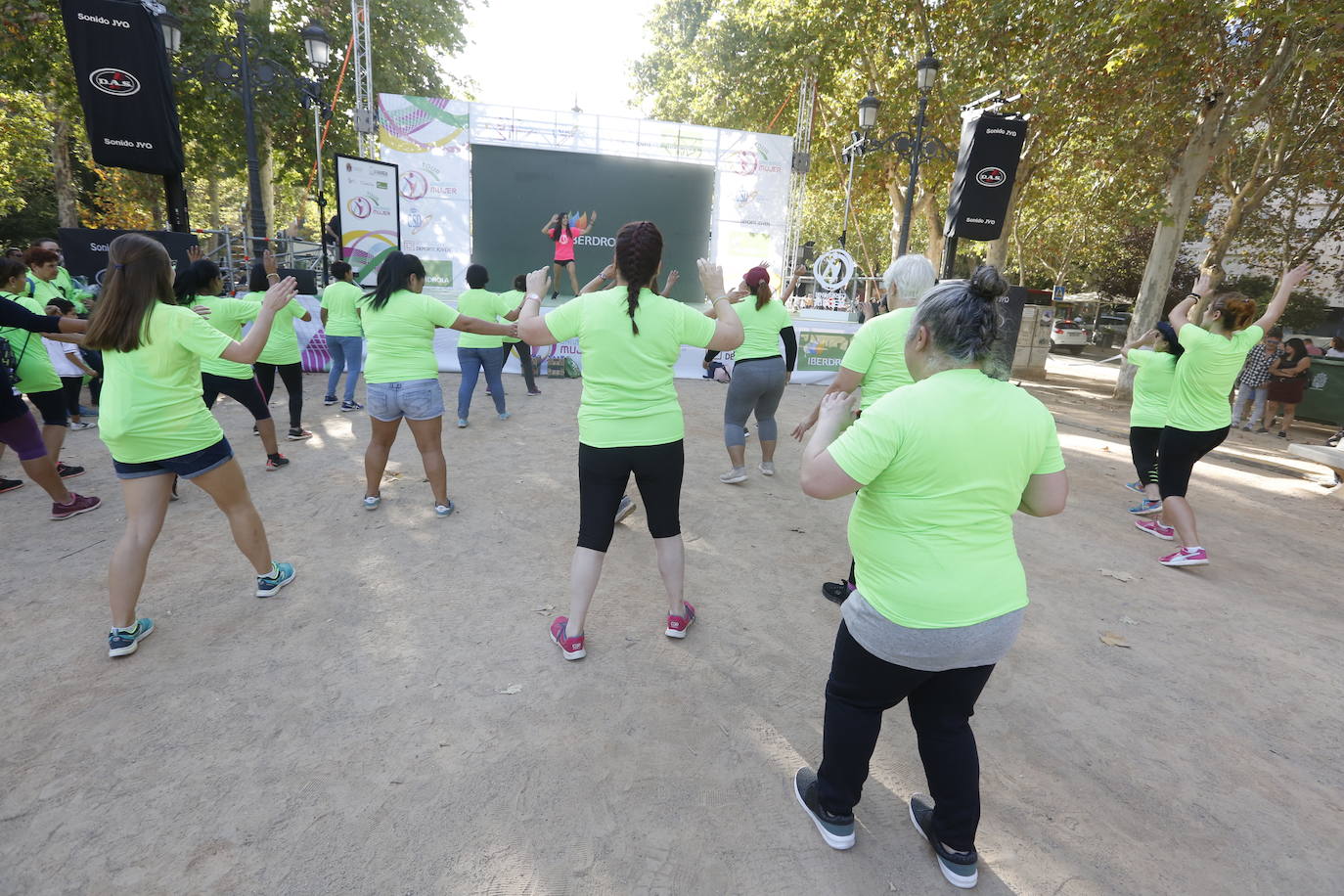 El evento ha salido a las calles de Granada en donde se ha podido hacer ejercicio de la mano del Foro Universo Mujer 