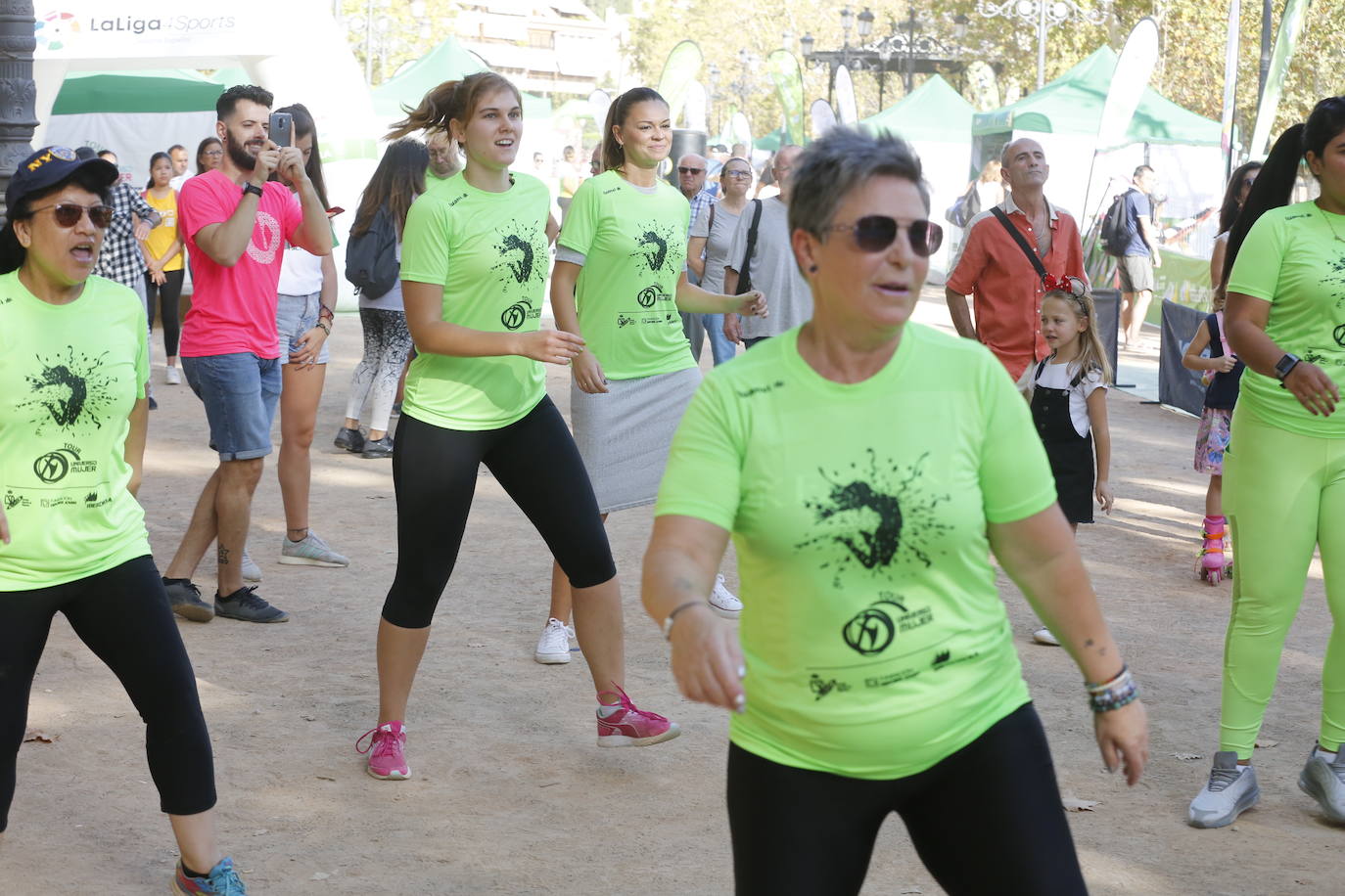 El evento ha salido a las calles de Granada en donde se ha podido hacer ejercicio de la mano del Foro Universo Mujer 