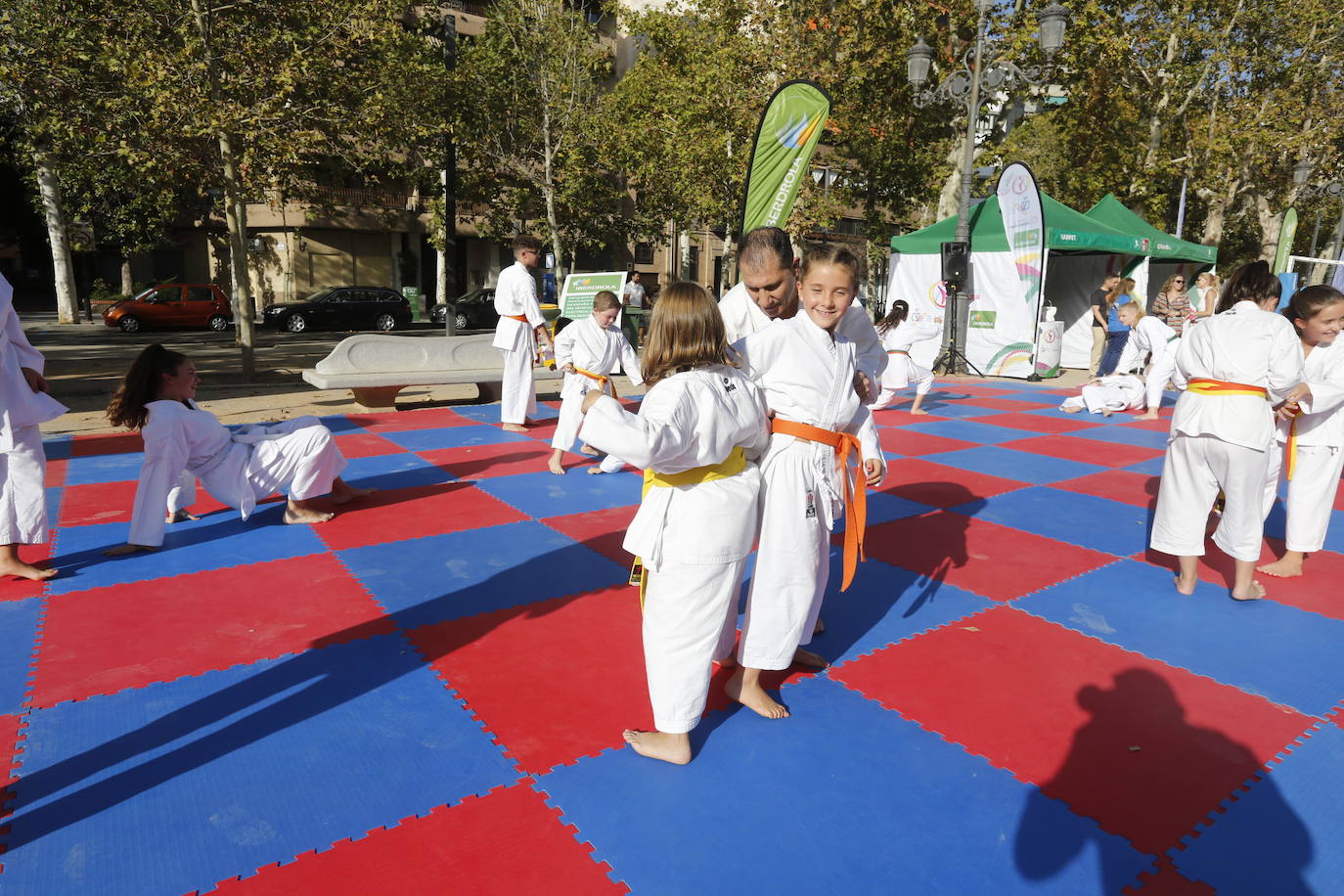 El evento ha salido a las calles de Granada en donde se ha podido hacer ejercicio de la mano del Foro Universo Mujer 