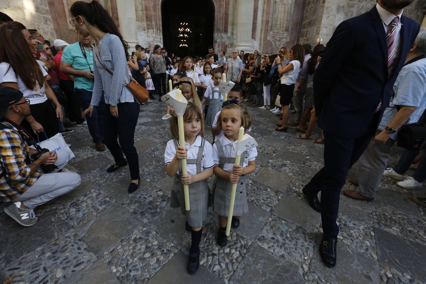 Como es tradicional cada 12 de octubre y coincidiendo con la fiesta de la Hispanidad y Nacional de España, se desarrolla la procesión en la que este año la Virgen no ha llevado manto alguno sino que ha ido con su vestimenta tradicional de plata 