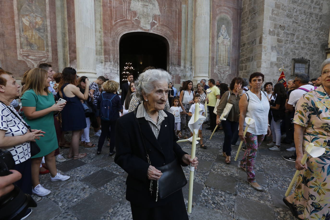 Como es tradicional cada 12 de octubre y coincidiendo con la fiesta de la Hispanidad y Nacional de España, se desarrolla la procesión en la que este año la Virgen no ha llevado manto alguno sino que ha ido con su vestimenta tradicional de plata 