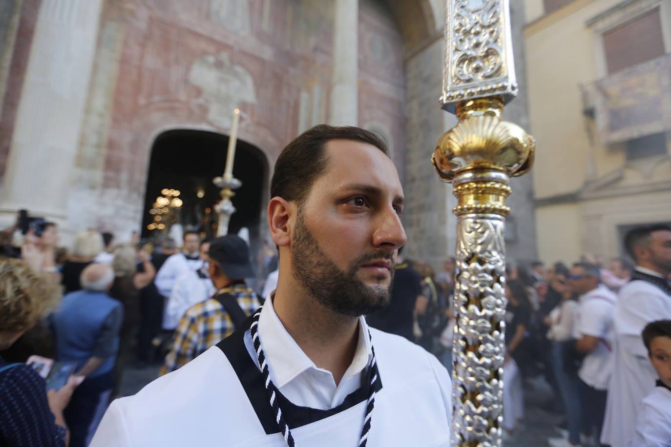 Como es tradicional cada 12 de octubre y coincidiendo con la fiesta de la Hispanidad y Nacional de España, se desarrolla la procesión en la que este año la Virgen no ha llevado manto alguno sino que ha ido con su vestimenta tradicional de plata 