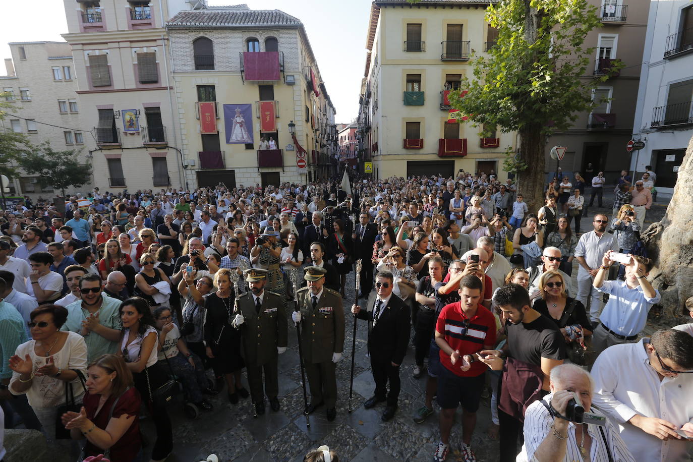 Como es tradicional cada 12 de octubre y coincidiendo con la fiesta de la Hispanidad y Nacional de España, se desarrolla la procesión en la que este año la Virgen no ha llevado manto alguno sino que ha ido con su vestimenta tradicional de plata 