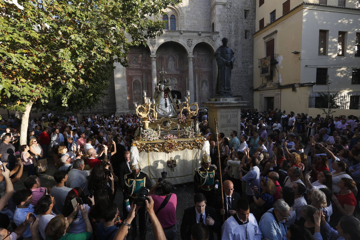 Como es tradicional cada 12 de octubre y coincidiendo con la fiesta de la Hispanidad y Nacional de España, se desarrolla la procesión en la que este año la Virgen no ha llevado manto alguno sino que ha ido con su vestimenta tradicional de plata 