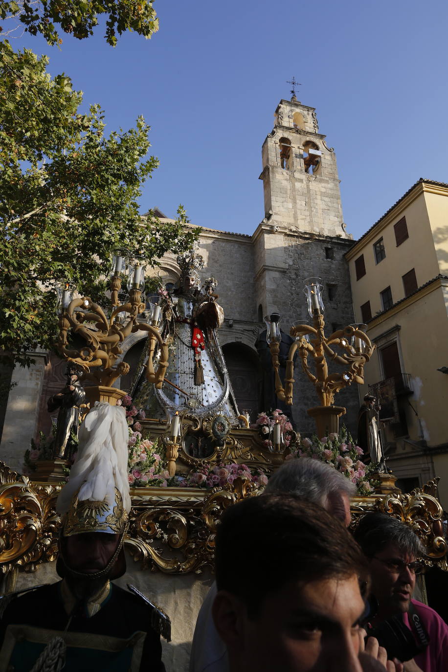 Como es tradicional cada 12 de octubre y coincidiendo con la fiesta de la Hispanidad y Nacional de España, se desarrolla la procesión en la que este año la Virgen no ha llevado manto alguno sino que ha ido con su vestimenta tradicional de plata 