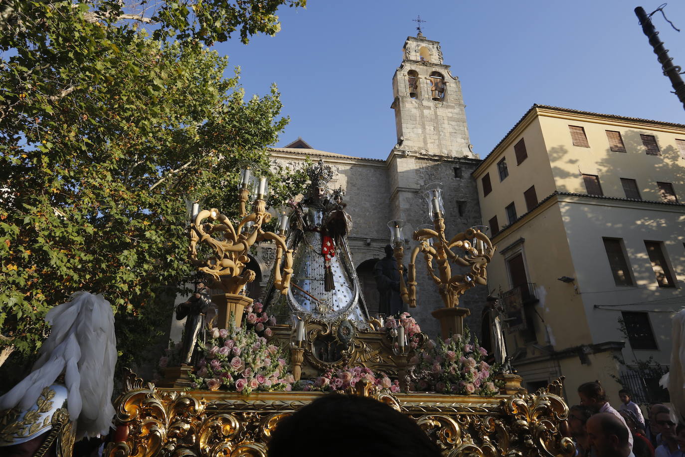 Como es tradicional cada 12 de octubre y coincidiendo con la fiesta de la Hispanidad y Nacional de España, se desarrolla la procesión en la que este año la Virgen no ha llevado manto alguno sino que ha ido con su vestimenta tradicional de plata 