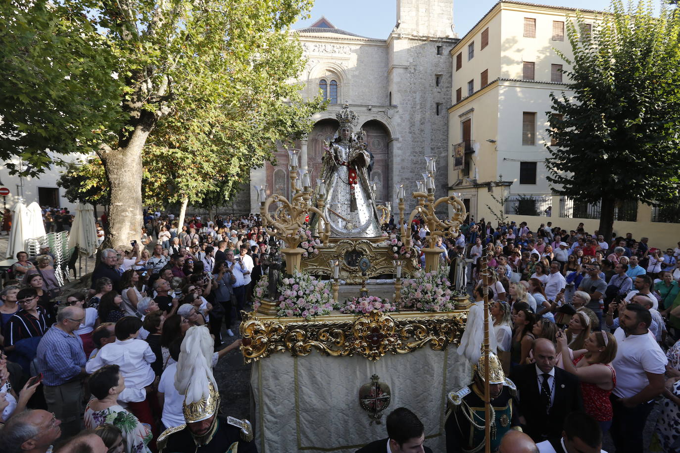 Como es tradicional cada 12 de octubre y coincidiendo con la fiesta de la Hispanidad y Nacional de España, se desarrolla la procesión en la que este año la Virgen no ha llevado manto alguno sino que ha ido con su vestimenta tradicional de plata 