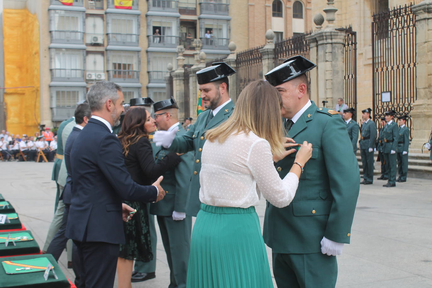 El acto institucional con motivo de la festividad de la Virgen del Pilar ha congregado a decenas de personas en la plaza de Santa María 