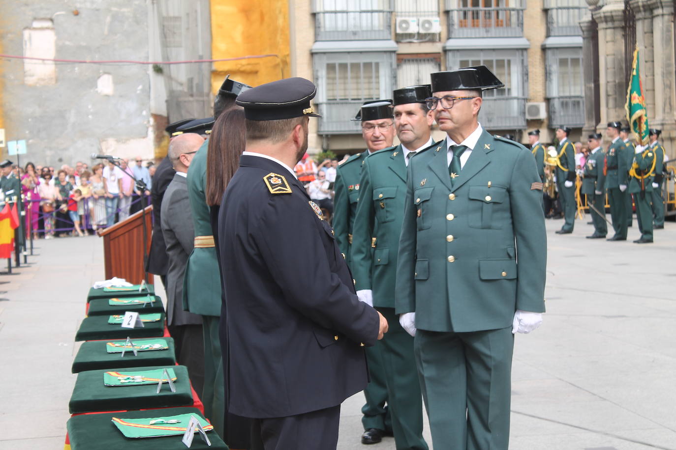 El acto institucional con motivo de la festividad de la Virgen del Pilar ha congregado a decenas de personas en la plaza de Santa María 