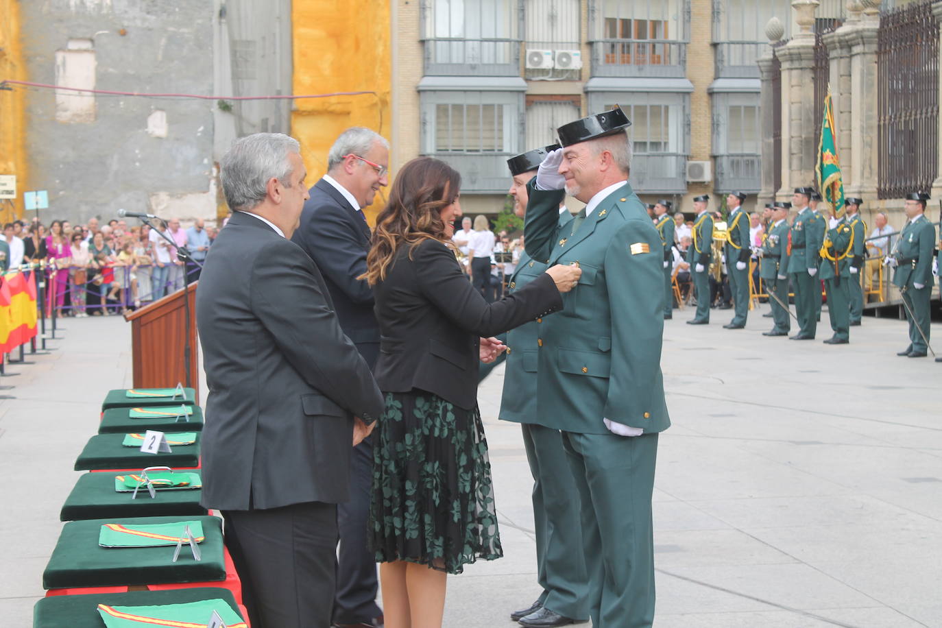 El acto institucional con motivo de la festividad de la Virgen del Pilar ha congregado a decenas de personas en la plaza de Santa María 