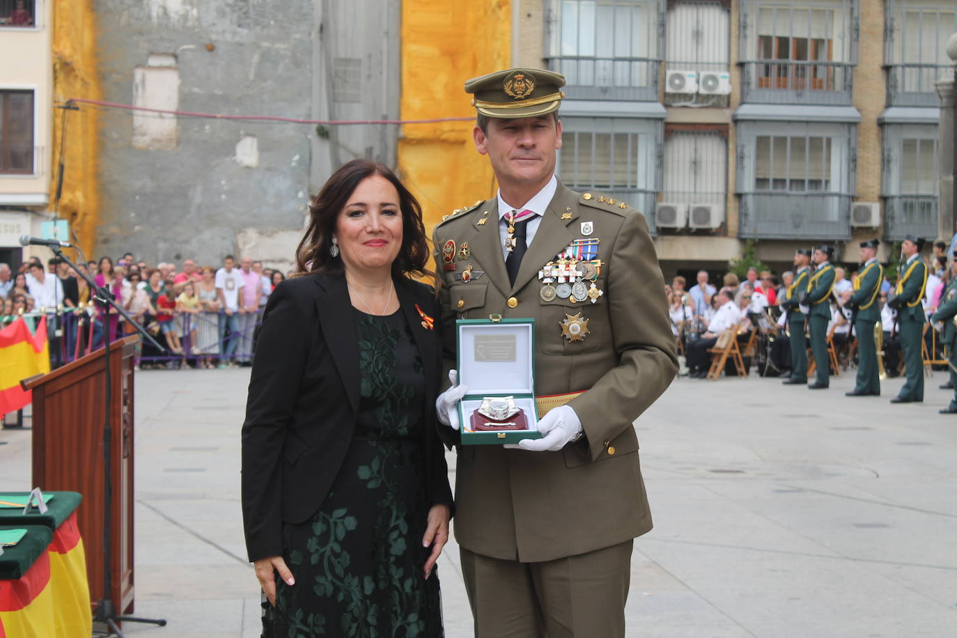 El acto institucional con motivo de la festividad de la Virgen del Pilar ha congregado a decenas de personas en la plaza de Santa María 