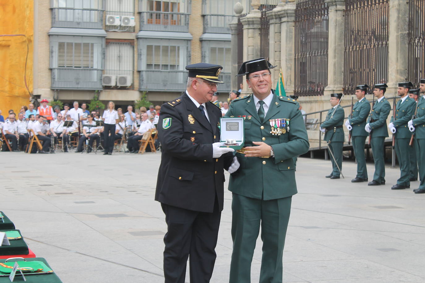 El acto institucional con motivo de la festividad de la Virgen del Pilar ha congregado a decenas de personas en la plaza de Santa María 