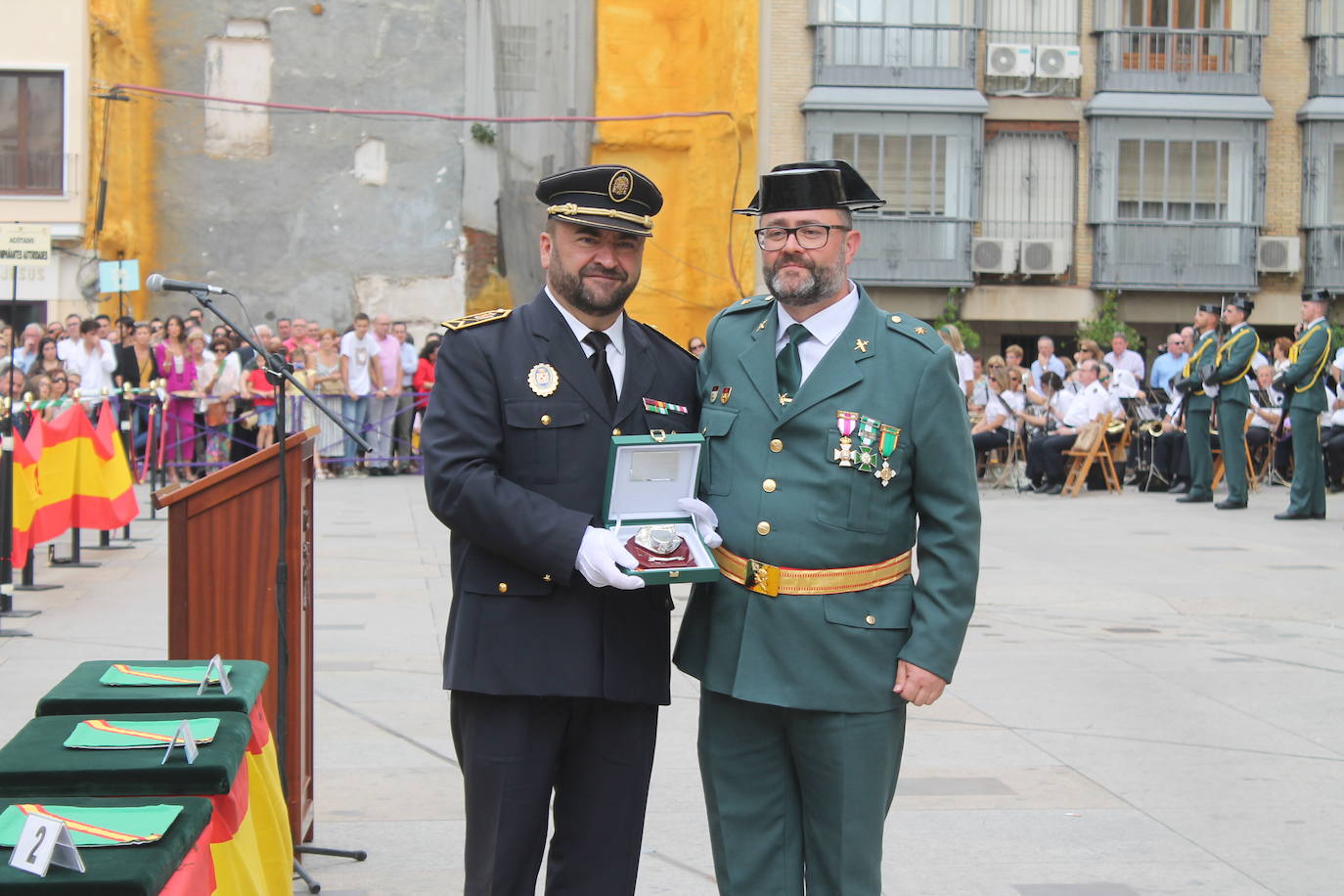 El acto institucional con motivo de la festividad de la Virgen del Pilar ha congregado a decenas de personas en la plaza de Santa María 