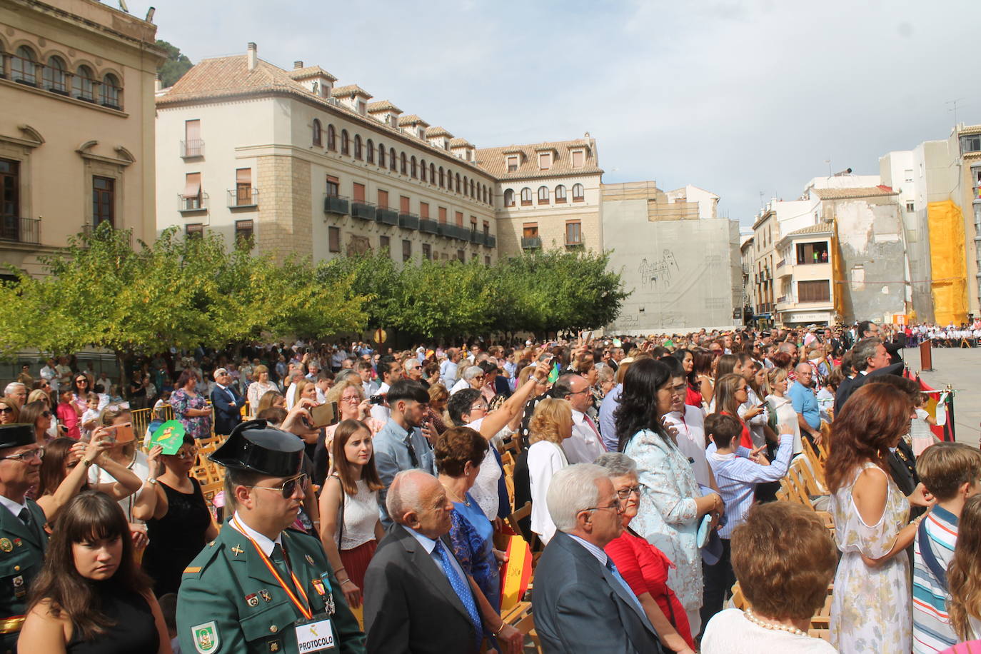 El acto institucional con motivo de la festividad de la Virgen del Pilar ha congregado a decenas de personas en la plaza de Santa María 