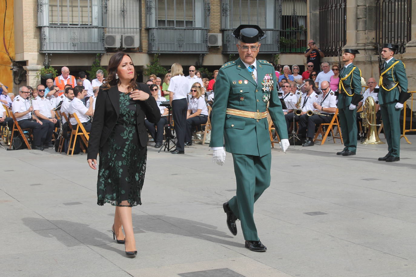 El acto institucional con motivo de la festividad de la Virgen del Pilar ha congregado a decenas de personas en la plaza de Santa María 