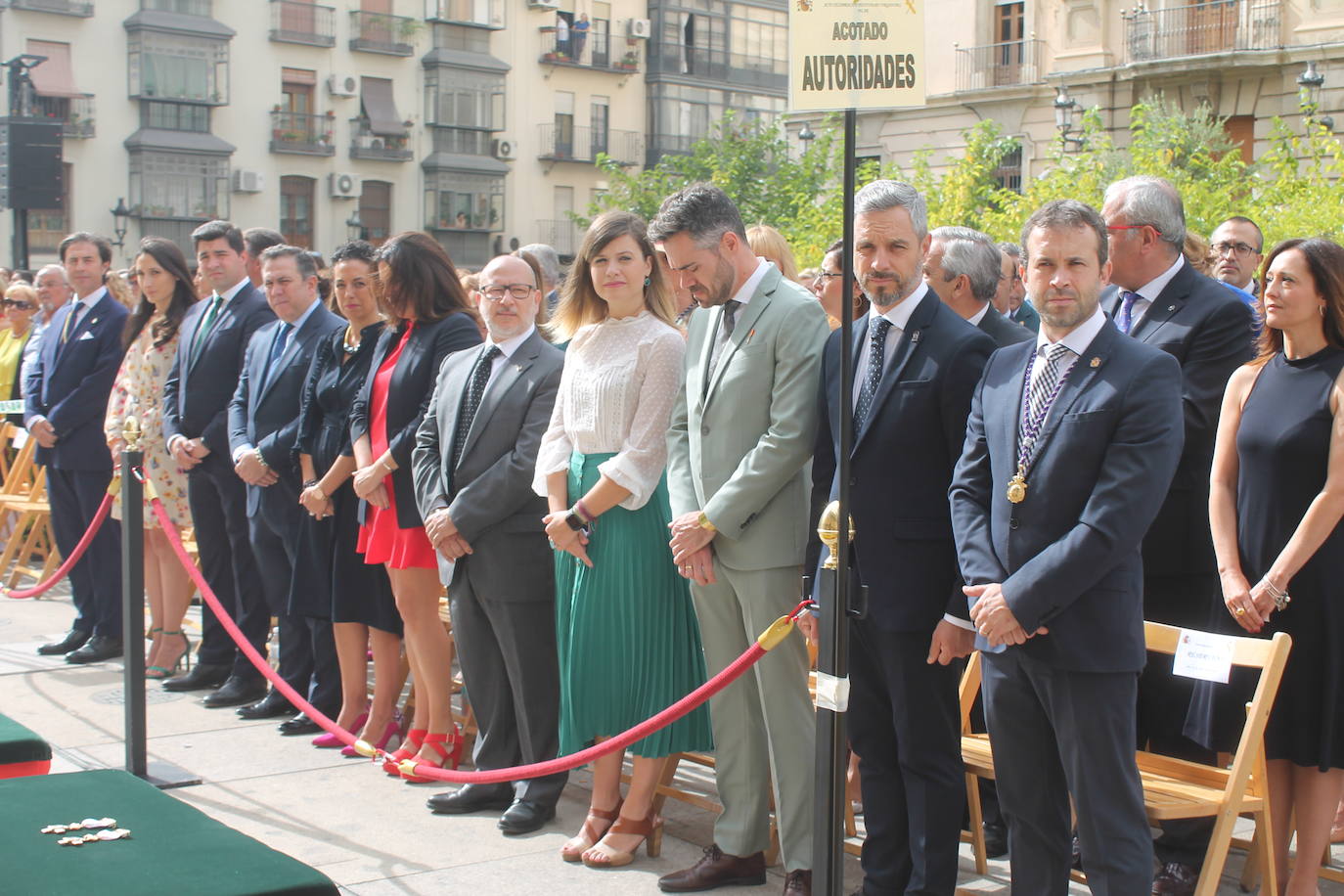 El acto institucional con motivo de la festividad de la Virgen del Pilar ha congregado a decenas de personas en la plaza de Santa María 