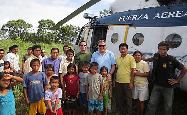 García Berbel, con un grupo de indígenas.