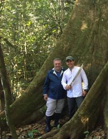 Imagen secundaria 2 - Julio, entre las 'malezas' de una cafetería de Granada y con su hijo, en pleno corazón de la Amazonia.