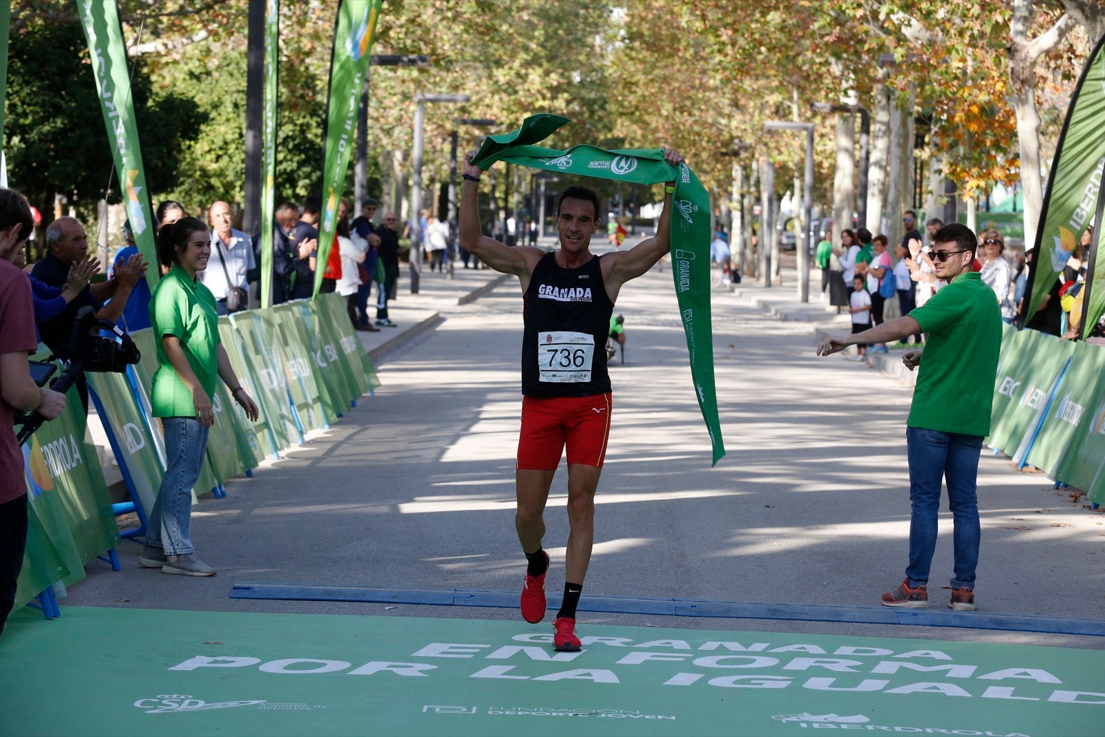 María José Rienda realizó el corte simbólico de la cinta de salida junto al alcalde Luis Salvador ante deportistas de tanto nivel como María Pérez, que ganó la prueba femenina, o la madrina Laura Bueno