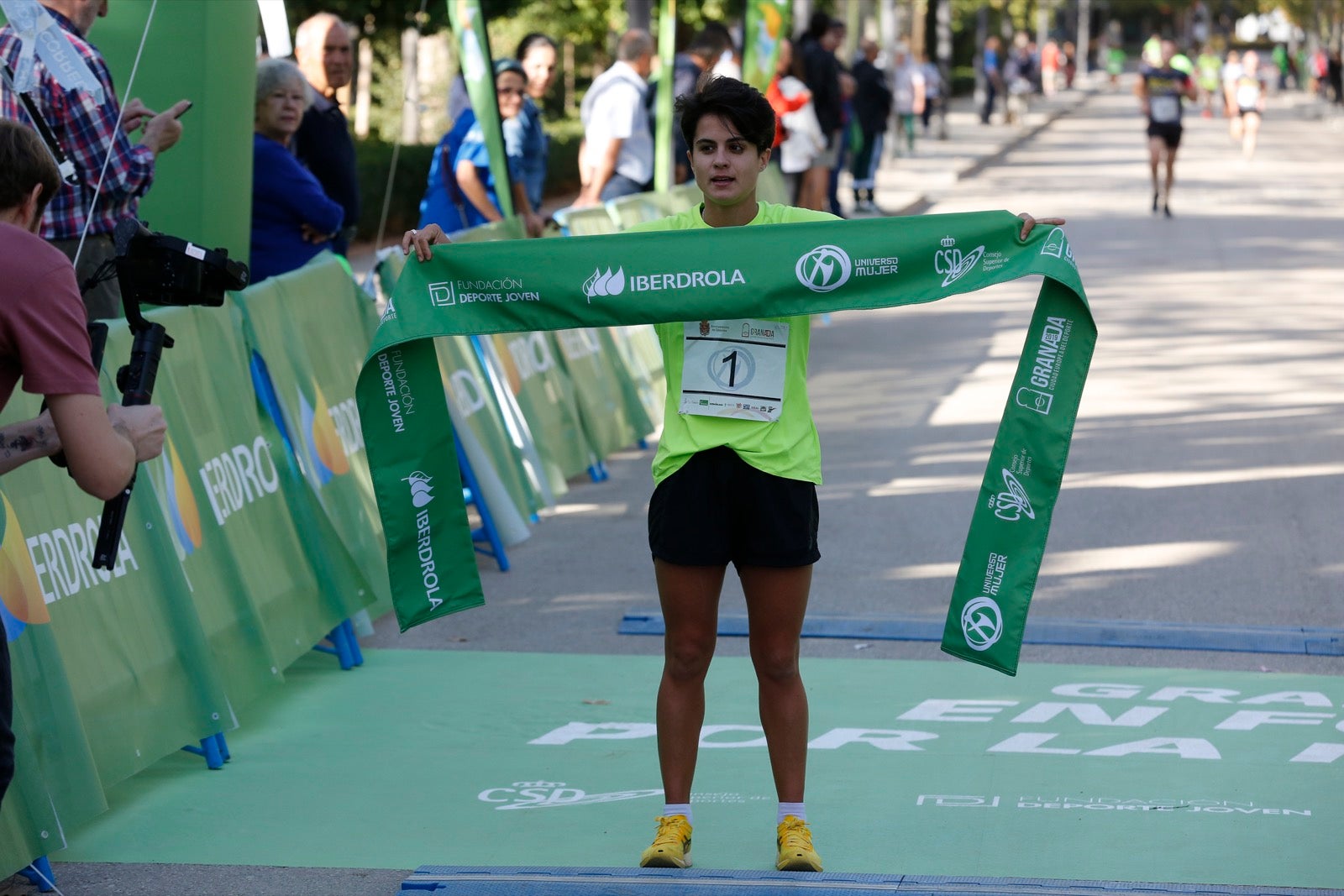 María José Rienda realizó el corte simbólico de la cinta de salida junto al alcalde Luis Salvador ante deportistas de tanto nivel como María Pérez, que ganó la prueba femenina, o la madrina Laura Bueno