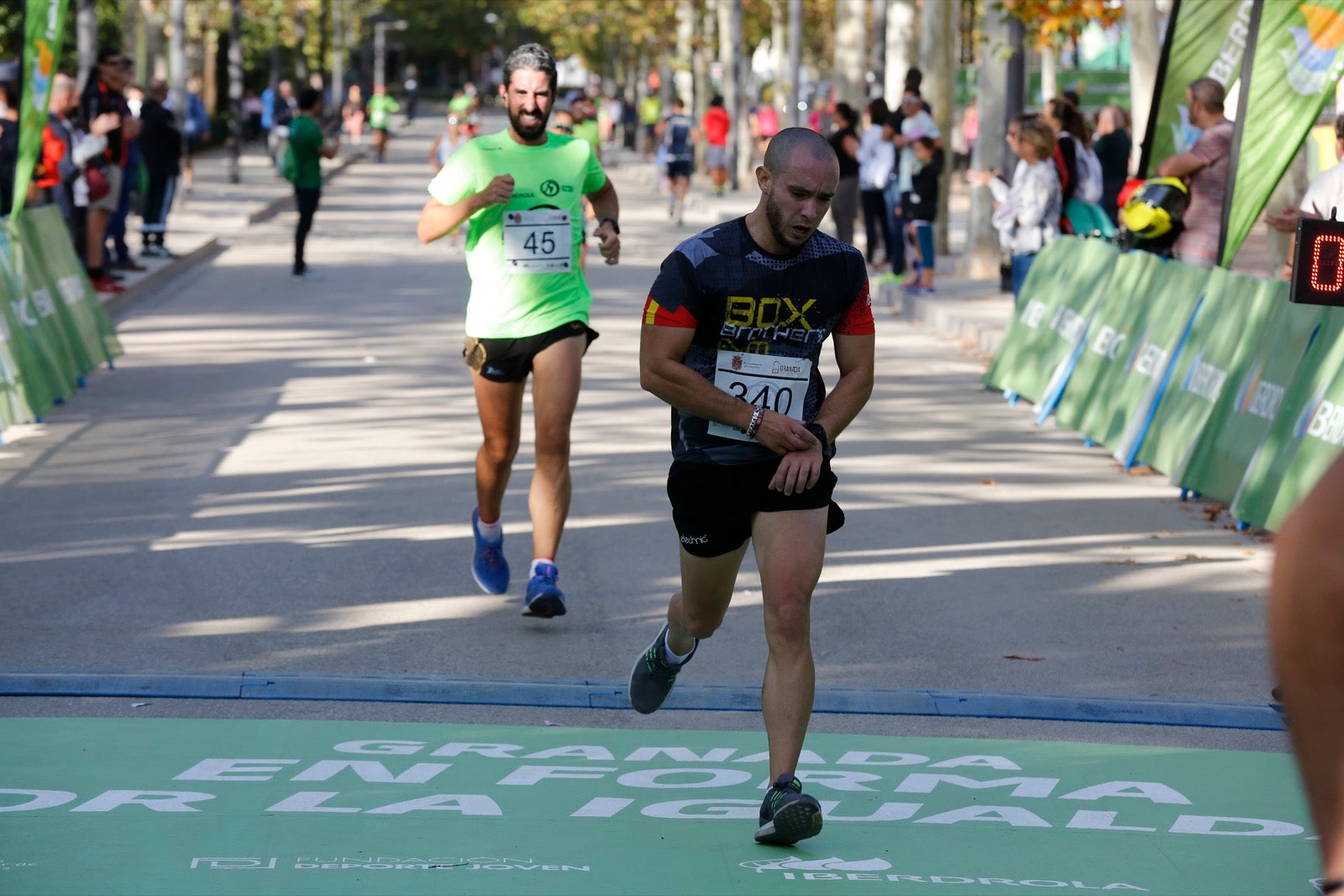 María José Rienda realizó el corte simbólico de la cinta de salida junto al alcalde Luis Salvador ante deportistas de tanto nivel como María Pérez, que ganó la prueba femenina, o la madrina Laura Bueno