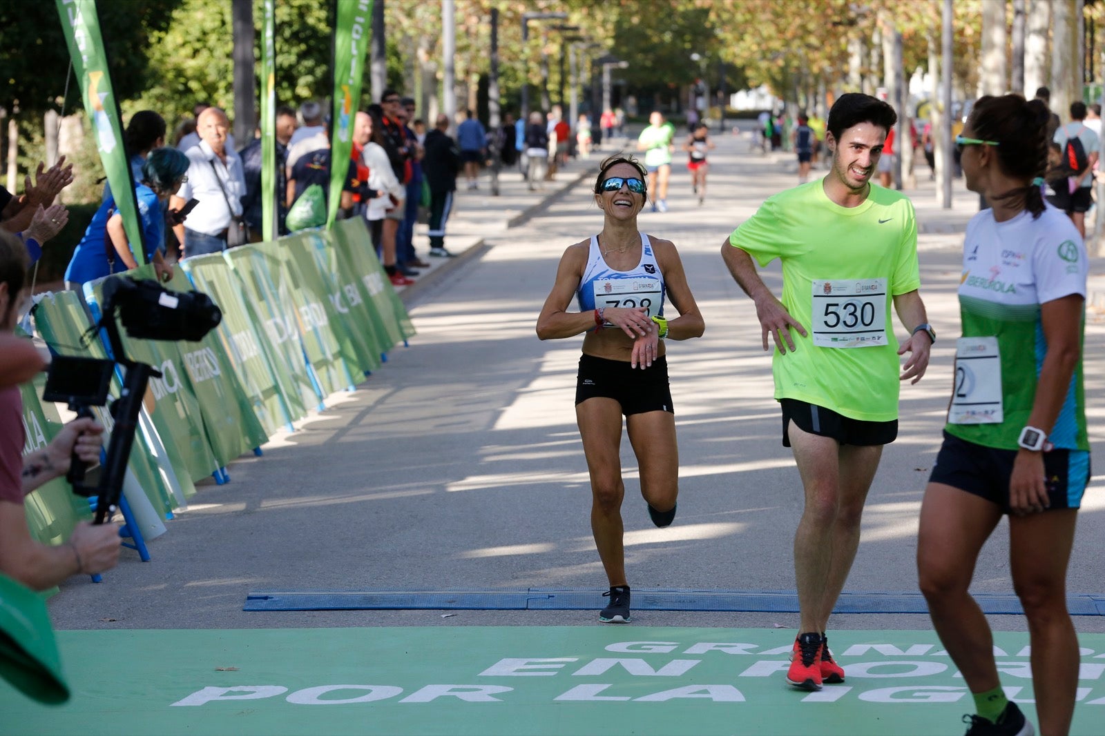 María José Rienda realizó el corte simbólico de la cinta de salida junto al alcalde Luis Salvador ante deportistas de tanto nivel como María Pérez, que ganó la prueba femenina, o la madrina Laura Bueno