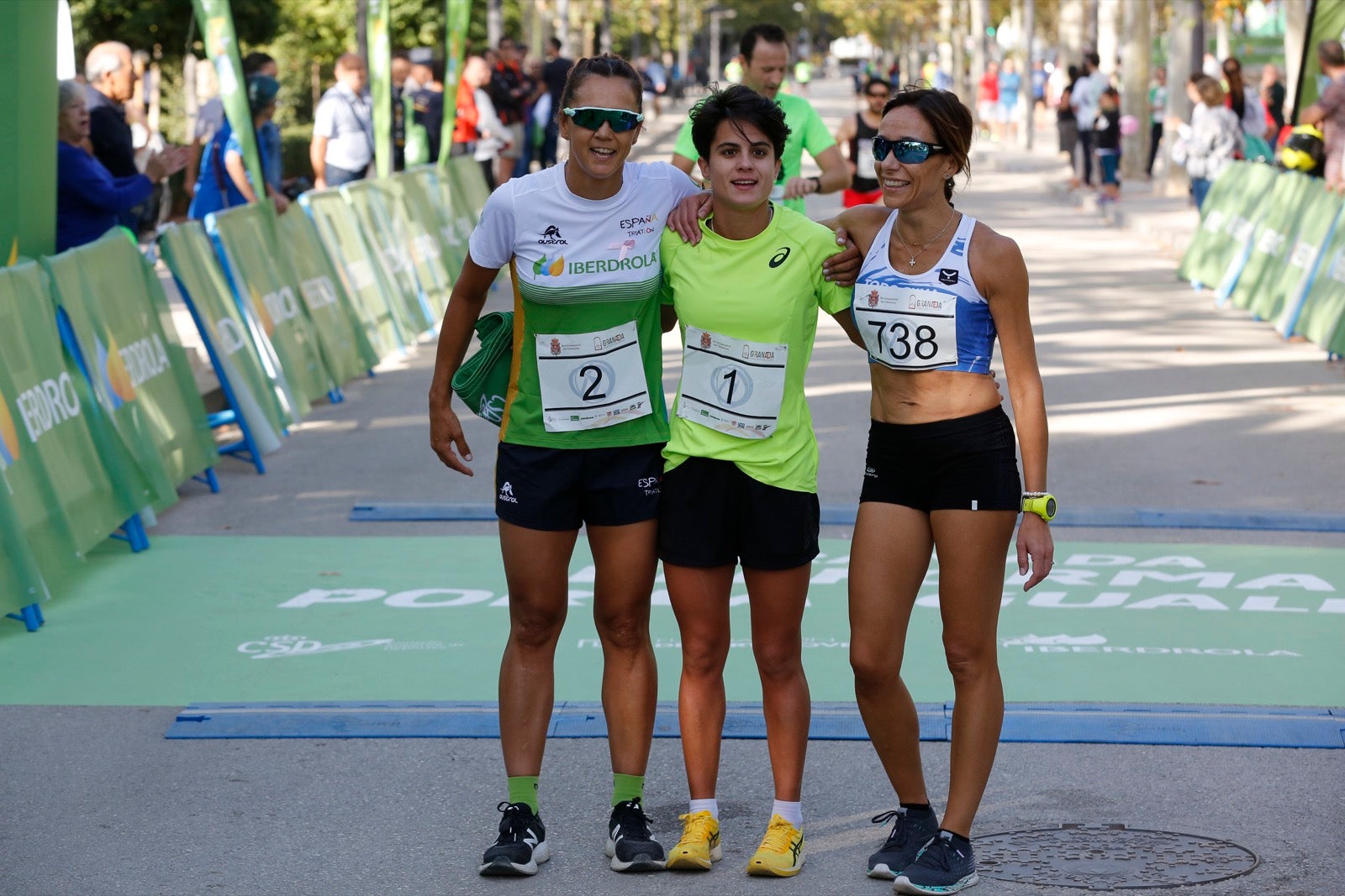 María José Rienda realizó el corte simbólico de la cinta de salida junto al alcalde Luis Salvador ante deportistas de tanto nivel como María Pérez, que ganó la prueba femenina, o la madrina Laura Bueno