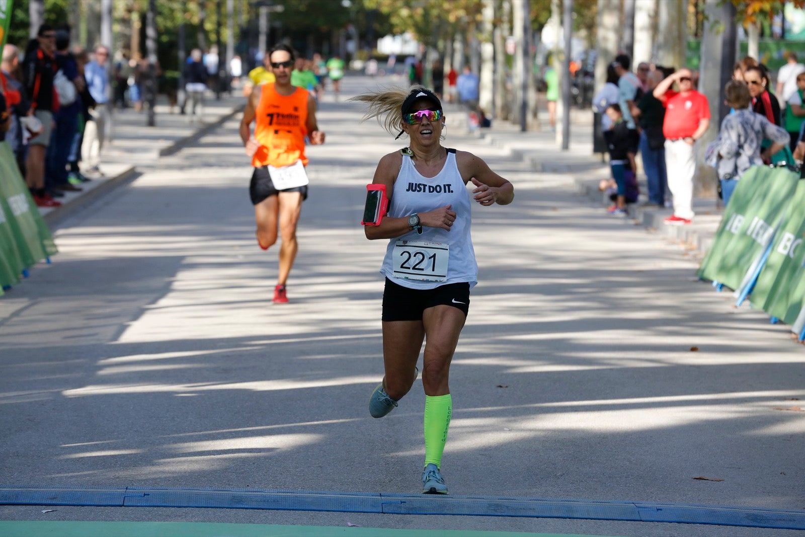 María José Rienda realizó el corte simbólico de la cinta de salida junto al alcalde Luis Salvador ante deportistas de tanto nivel como María Pérez, que ganó la prueba femenina, o la madrina Laura Bueno