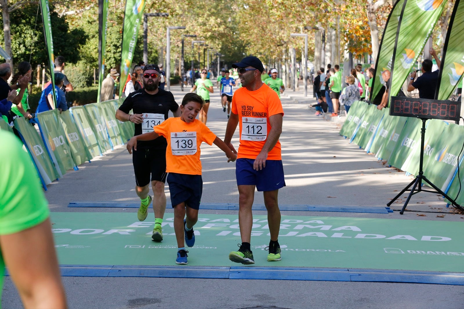 María José Rienda realizó el corte simbólico de la cinta de salida junto al alcalde Luis Salvador ante deportistas de tanto nivel como María Pérez, que ganó la prueba femenina, o la madrina Laura Bueno