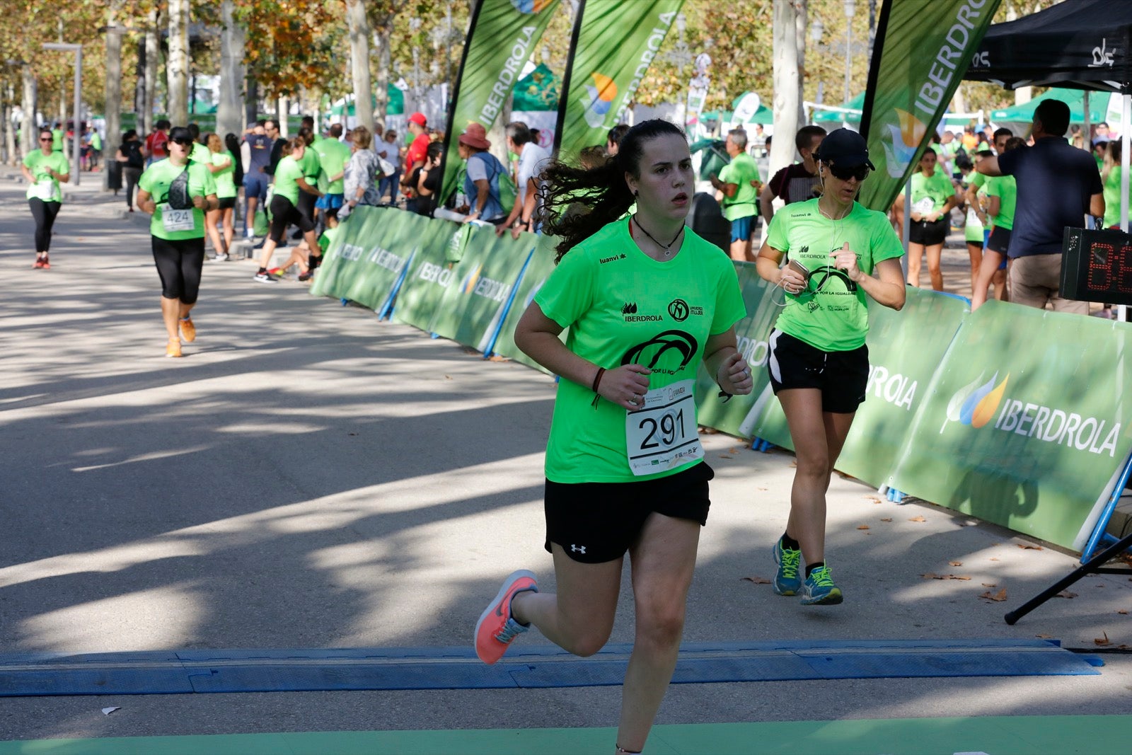 María José Rienda realizó el corte simbólico de la cinta de salida junto al alcalde Luis Salvador ante deportistas de tanto nivel como María Pérez, que ganó la prueba femenina, o la madrina Laura Bueno