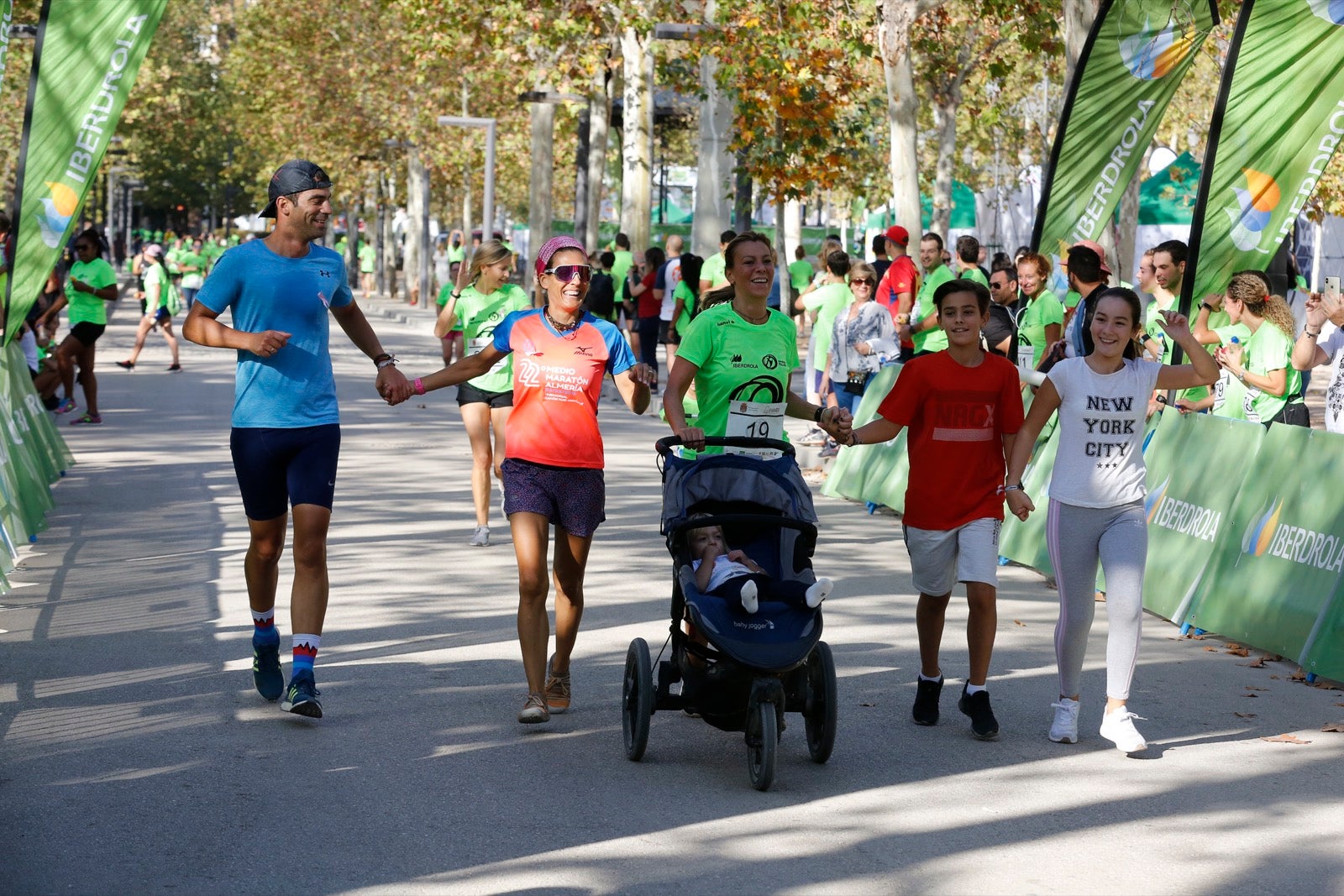 María José Rienda realizó el corte simbólico de la cinta de salida junto al alcalde Luis Salvador ante deportistas de tanto nivel como María Pérez, que ganó la prueba femenina, o la madrina Laura Bueno