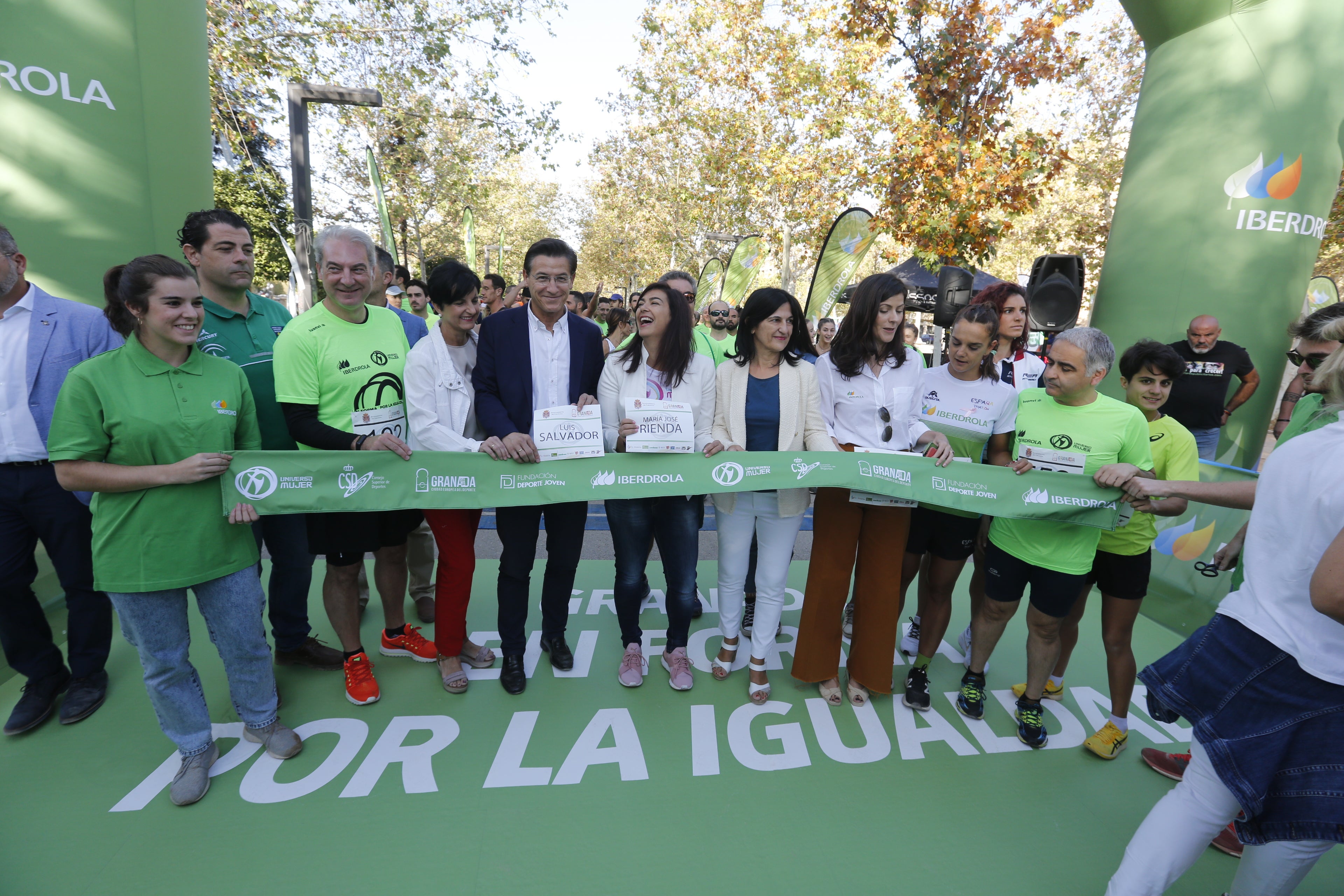 María José Rienda realizó el corte simbólico de la cinta de salida junto al alcalde Luis Salvador ante deportistas de tanto nivel como María Pérez, que ganó la prueba femenina, o la madrina Laura Bueno