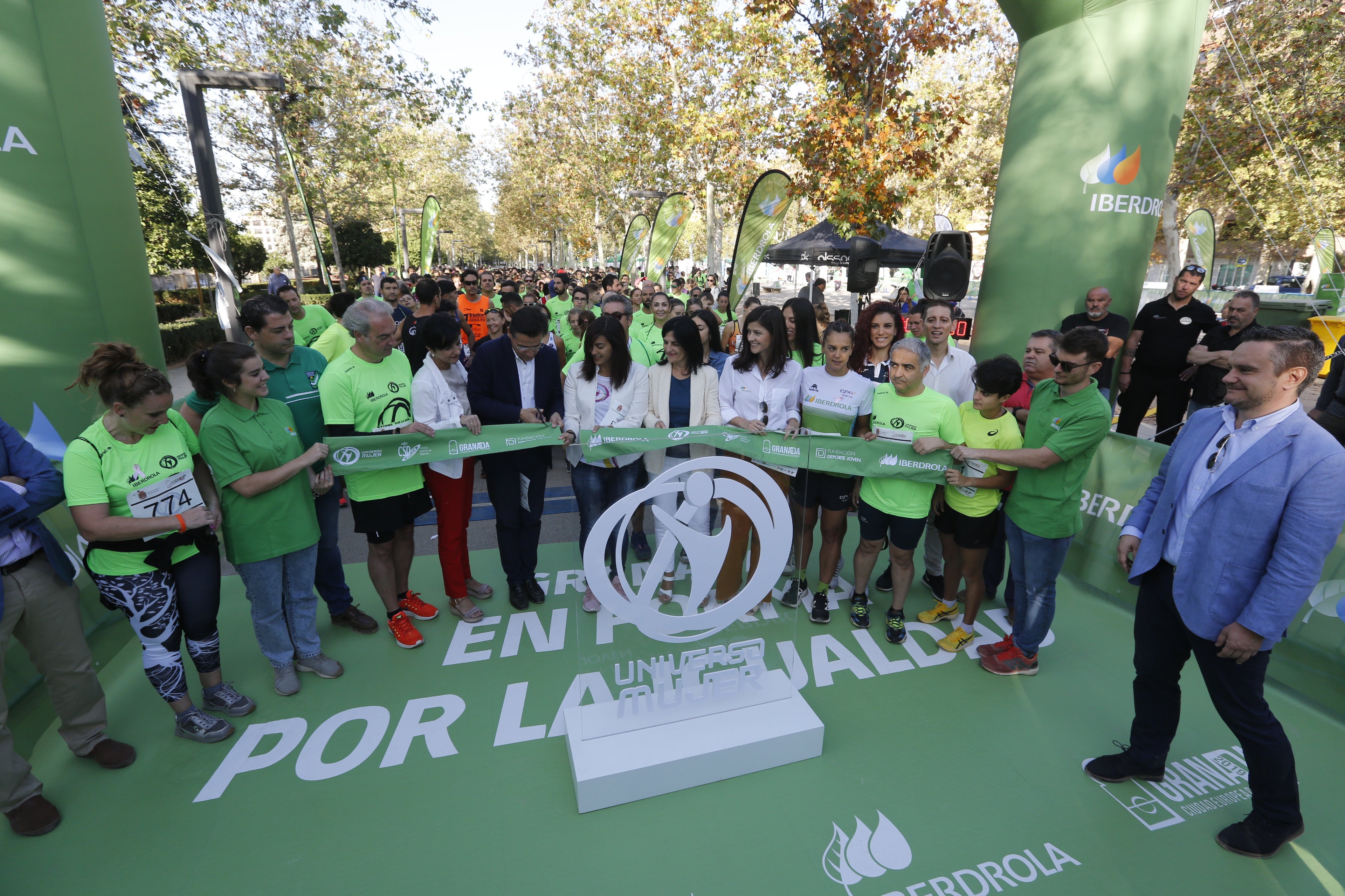 María José Rienda realizó el corte simbólico de la cinta de salida junto al alcalde Luis Salvador ante deportistas de tanto nivel como María Pérez, que ganó la prueba femenina, o la madrina Laura Bueno