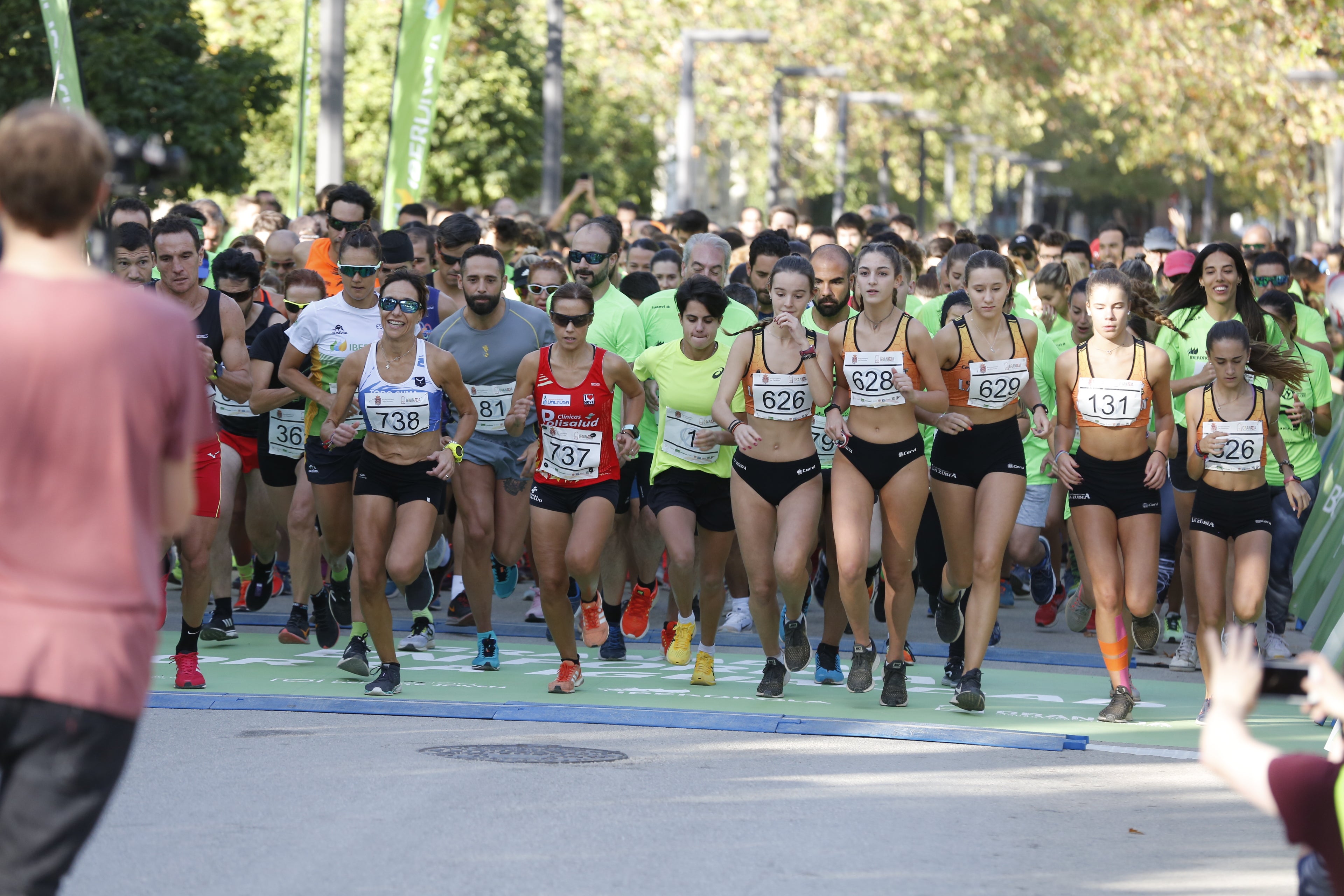 María José Rienda realizó el corte simbólico de la cinta de salida junto al alcalde Luis Salvador ante deportistas de tanto nivel como María Pérez, que ganó la prueba femenina, o la madrina Laura Bueno