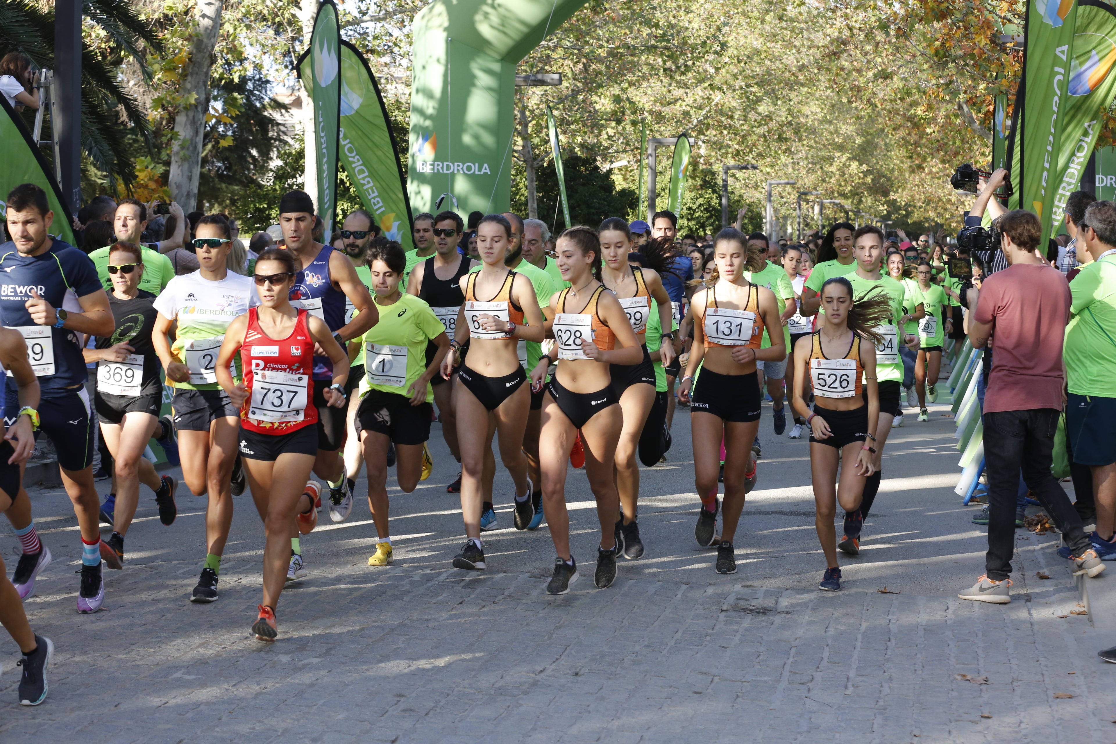 María José Rienda realizó el corte simbólico de la cinta de salida junto al alcalde Luis Salvador ante deportistas de tanto nivel como María Pérez, que ganó la prueba femenina, o la madrina Laura Bueno