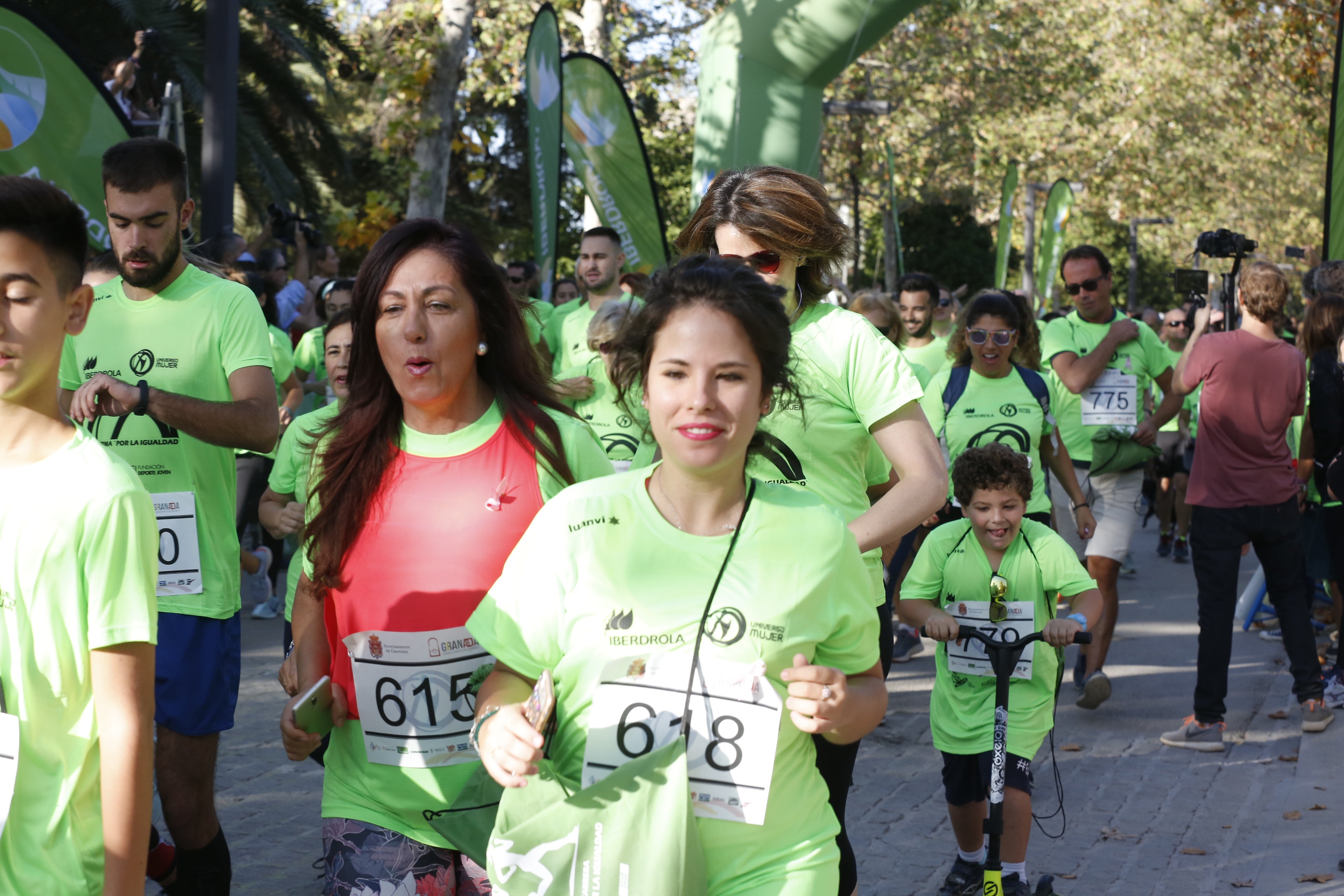 María José Rienda realizó el corte simbólico de la cinta de salida junto al alcalde Luis Salvador ante deportistas de tanto nivel como María Pérez, que ganó la prueba femenina, o la madrina Laura Bueno