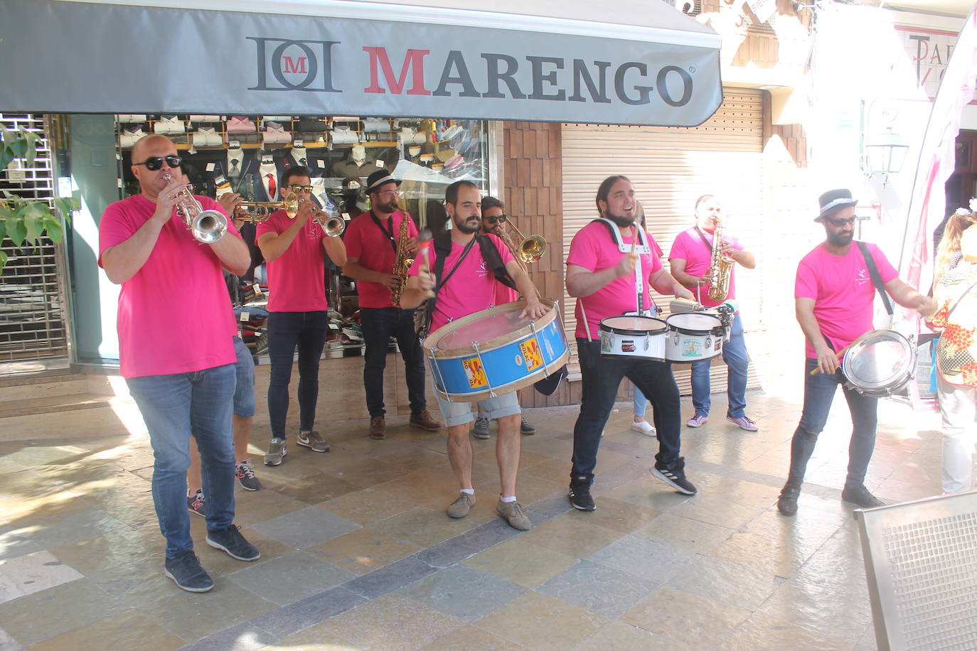 El revuelo se ha apoderado de las calles, el jolgorio ha vuelto de la mano de los grupos de amigos y familiares, las terrazas han estado llenas y las calles de lo más ambientadas 