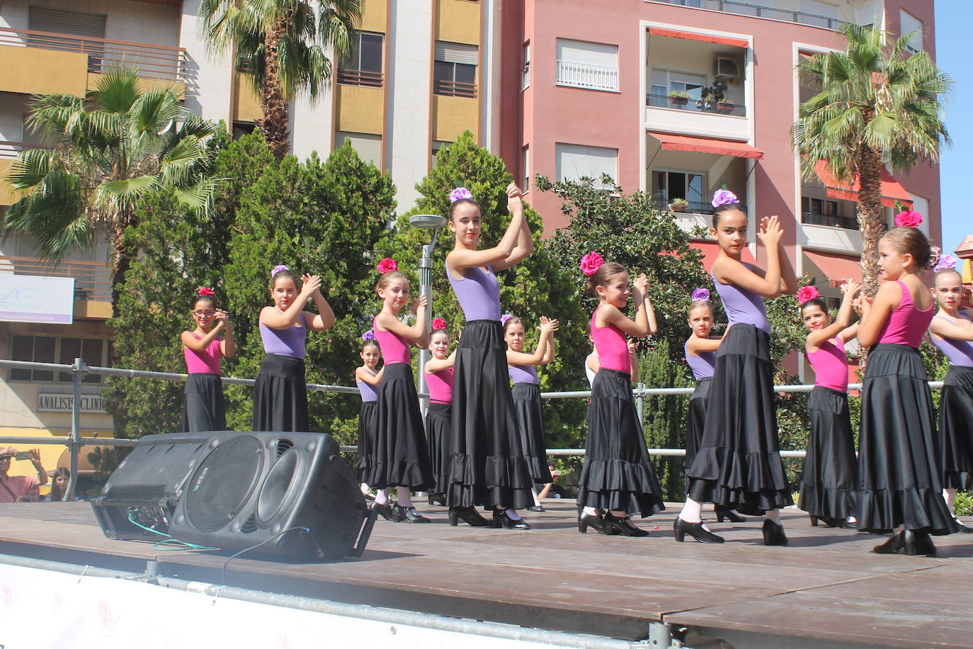 El revuelo se ha apoderado de las calles, el jolgorio ha vuelto de la mano de los grupos de amigos y familiares, las terrazas han estado llenas y las calles de lo más ambientadas 